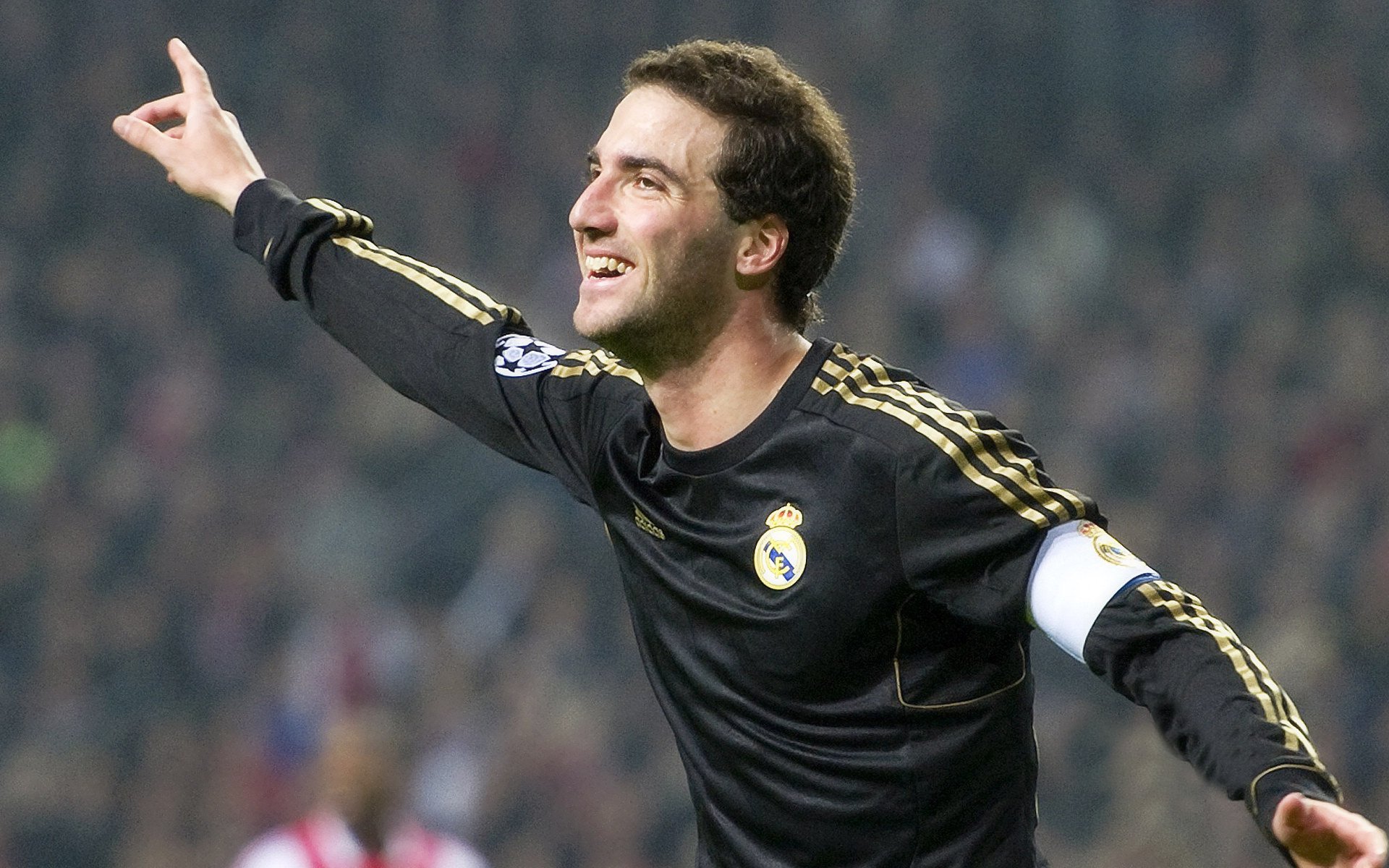 拜仁慕尼黑士气高昂，稳居德甲榜首