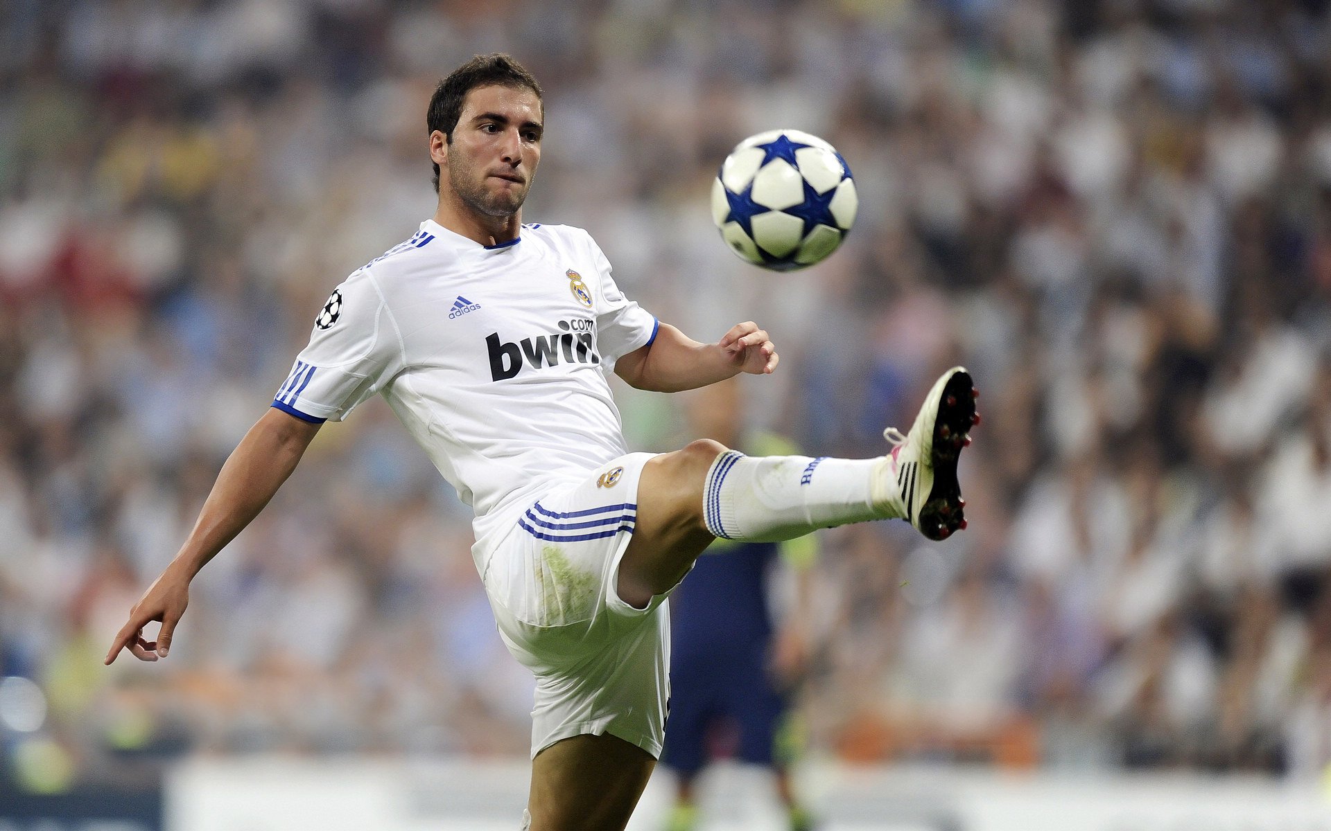 爱游戏全站注册-特斯·冯·迪克：强大的球场视野，令南非队的进攻更加多样化，安迪冯斯特拉克